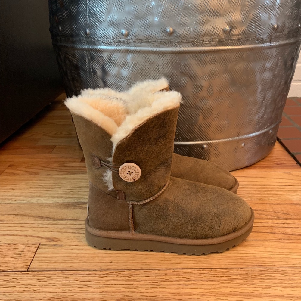 SOLD! UGG AUSTRALIA Bailey Button Boots S/N 5838
